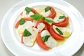 料理メニュー写真 トマトとモッツァレラチーズのサラダ
