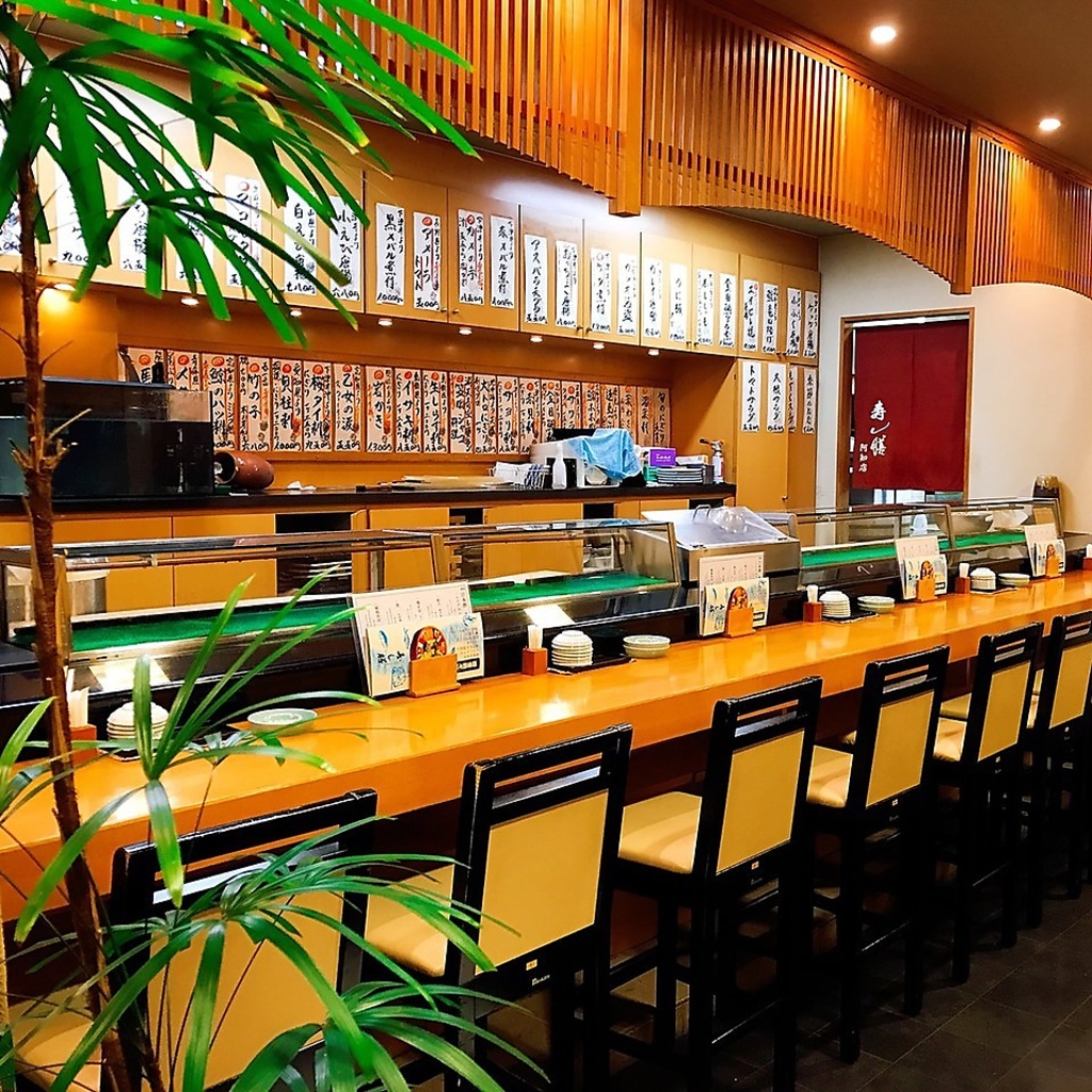 【1階のカウンター席】巧みな職人の技を目の前で愉しめる特等席。お一人様でのご利用も大歓迎です。