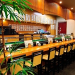 【1階のカウンター席】巧みな職人の技を目の前で愉しめる特等席。お一人様でのご利用も大歓迎です。