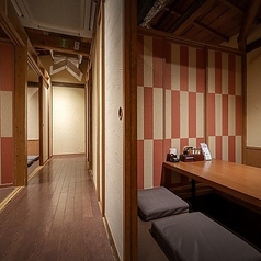 【2階お座敷席】2階建ての当店には大小様々な個室を御用意しております。同窓会・会社会食などの気の合う仲間とのお集まりにいかがですか?様々なシーンのご会食、お食事会に対応させて頂きますので、お気軽にお問い合わせ下さい。広瀬通駅、勾当台公園駅から徒歩5分の徳茂で、楽しいひと時をお過ごしください♪