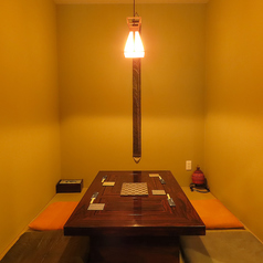 お座敷は最大5名様でご利用可能となっております!靴を脱いでリラックスできる空間となっており、ご家族連れやご年配の方、小さなお子様連れのお客様にも大変ご好評いただいております。