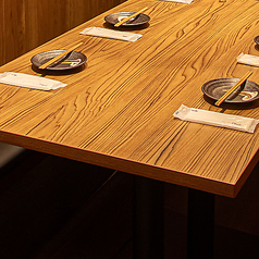 2名様でご利用いただける落ち着いた個室です。周りを気にせず、大切な方とのデートや記念日利用に最適です。