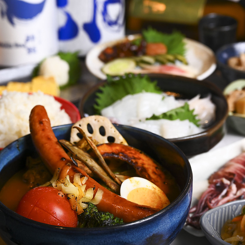 関内駅近くで昼はスープカレー、夜は手作りおばんざい、日本酒飲み比べが楽しめるお店