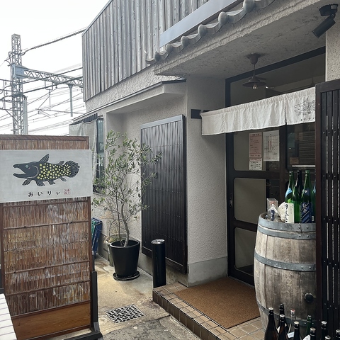 鮮魚店「魚々真」のオーナーがお届けする、隠れ家的なお惣菜店。