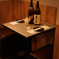 【仕事帰りの一杯に！デート・サシ飲みに最適】2名様で向かい合えるテーブル席も多数完備！程よい距離感で、デートやサシ飲み、仕事帰りの一杯にも最適！気取らずくつろげる空間です！お席に関するお問い合わせもお気軽にどうぞ！