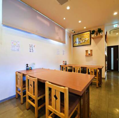 店内には、ゆったり囲める 4名様テーブルを2卓 ご用意しております。ご家族でのお食事や、友人同士の集まりなど、落ち着いて過ごしたい少人数グループにおすすめです。