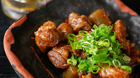 お酒との相性抜群◎牛すじどてやきなど自慢の一品料理！
