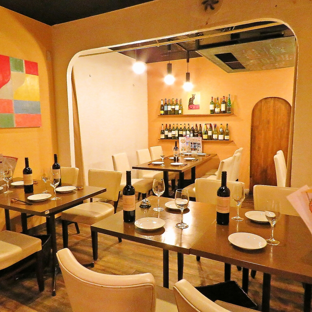 淡いピンクとパステルカラーの壁が可愛らしいの店内♪3つにわかれたくつろげる空間で女性に人気☆