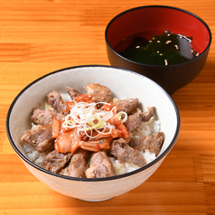 女性にもおすすめのハラミ丼。テイクアウトも大人気！