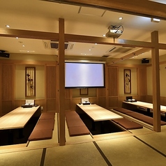 宴会フロアは30名様～最大50名様までご利用可能！会社宴会はもちろんイベントの打ち上げなど様々なシーンに最適です。プロジェクターやマイクなど設備も充実しているので、歓送迎会の余興の際にも安心です◎