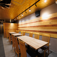 木の温もりを感じる落ち着いた店内には、ゆったりとお食事を楽しめるテーブル席をご用意。ご家族でのお食事やご友人とのお集まりはもちろん、観光やお買い物の合間のお食事にも最適です。開放感のある空間で、北海道ぎょれん直送の海鮮を心ゆくまでご堪能ください。