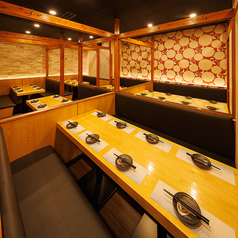 【最大150名収容可能！】の貸し切りプランをご用意しました。広々とした空間で、大切なイベントやパーティーを思いっきり楽しんでいただけます。結婚式の二次会や大規模な打ち上げなど、様々なシーンの貸し切りに対応可能な飲み放題やお得なコースもご用意しておりますので、併せて御覧くださいませ。