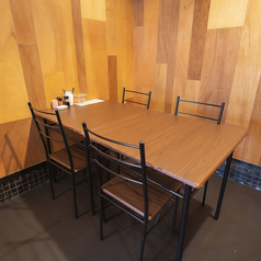 4人掛けのテーブルで囲む食事は、気心知れた仲間と笑顔が集まる時間。小さな居酒屋ならではの温もりと、料理を分け合う楽しさが、会話をさらに弾ませます◎