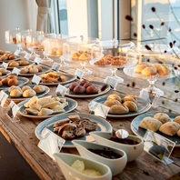 【圧巻のビュッフェ】約30種のパンと彩り豊かなサラダ