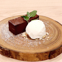 温かいショコラテリーヌとバニラアイス
