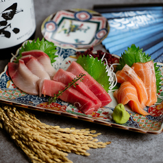 新鮮な魚介を厳選し、素材の持つ旨みをそのまま味わえる刺身。