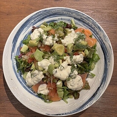 スモークサーモンとクリームチーズのサルサ風サラダ