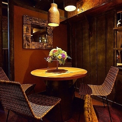 使い勝手の良い4名様がけのテーブル席を7卓ご用意しております。友人同士のランチや仕事の打ち合わせ、ショッピングの合間の休憩にも最適。どのお席からも店内の活気が感じられ、肩肘張らずに食事を愉しめるのが魅力です。