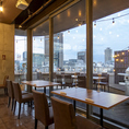 大きな窓から自然光が注ぐ明るいお席。約44席の広々とした店内で、ご友人やご家族とゆったりビュッフェを楽しめます。