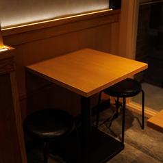 2名様向けのコンパクトなテーブル席。デートや友人とのサシ飲み、仕事帰りのサク飲みにもぴったり。肩肘張らずにくつろげる空間で、ゆっくりとしたひとときを過ごせます。当日予約も大歓迎です。