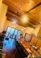 お仕事帰りにふらっと立ち寄れる温かみのある寛ぎの店内