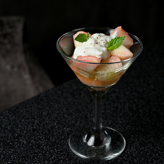 季節のフルーツとストラッチャテッラのカクテル仕立て