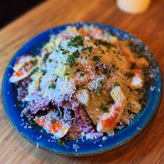 自家製スモークチキンと燻製滋養卵のシーザーサラダ