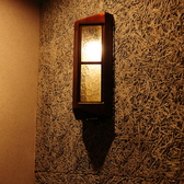 焼鳥と小皿料理を中心に、鶏の旨みを存分に味わえるお店。釜めしや季節の一品も充実し、日本酒やクラフトビールとのペアリングも楽しめます。立ち飲みから宴会まで、幅広いシーンに対応。