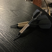 ダーツ無料でお貸し出ししております。マイダーツをお持ちのお客様も、お持ちで無いお客様も、手ぶらでダーツ♪♪また、ダーツの先端が折れてしまっても、直ぐに新しいダーツへ無料で交換致します♪♪お気軽にお声がけください。