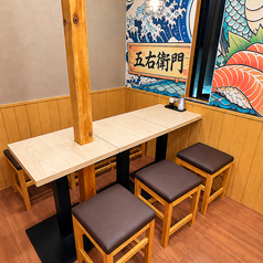 品川で居酒屋をお探しなら、昭和レトロな雰囲気が魅力の当店へ！少人数の飲み会や女子会、仕事帰りのサク飲みにもピッタリな4～6名様用テーブル席です。賑やかな大衆酒場の活気を感じながら、ワイワイ楽しい時間をお過ごしいただけます！