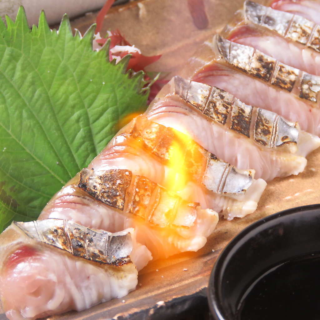 春を告げる魚・鰆をタタキでどうぞ！身は柔らかく淡白なため、薬味をたっぷりのせてご堪能ください◎