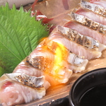 春を告げる魚・鰆をタタキでどうぞ！身は柔らかく淡白なため、薬味をたっぷりのせてご堪能ください◎