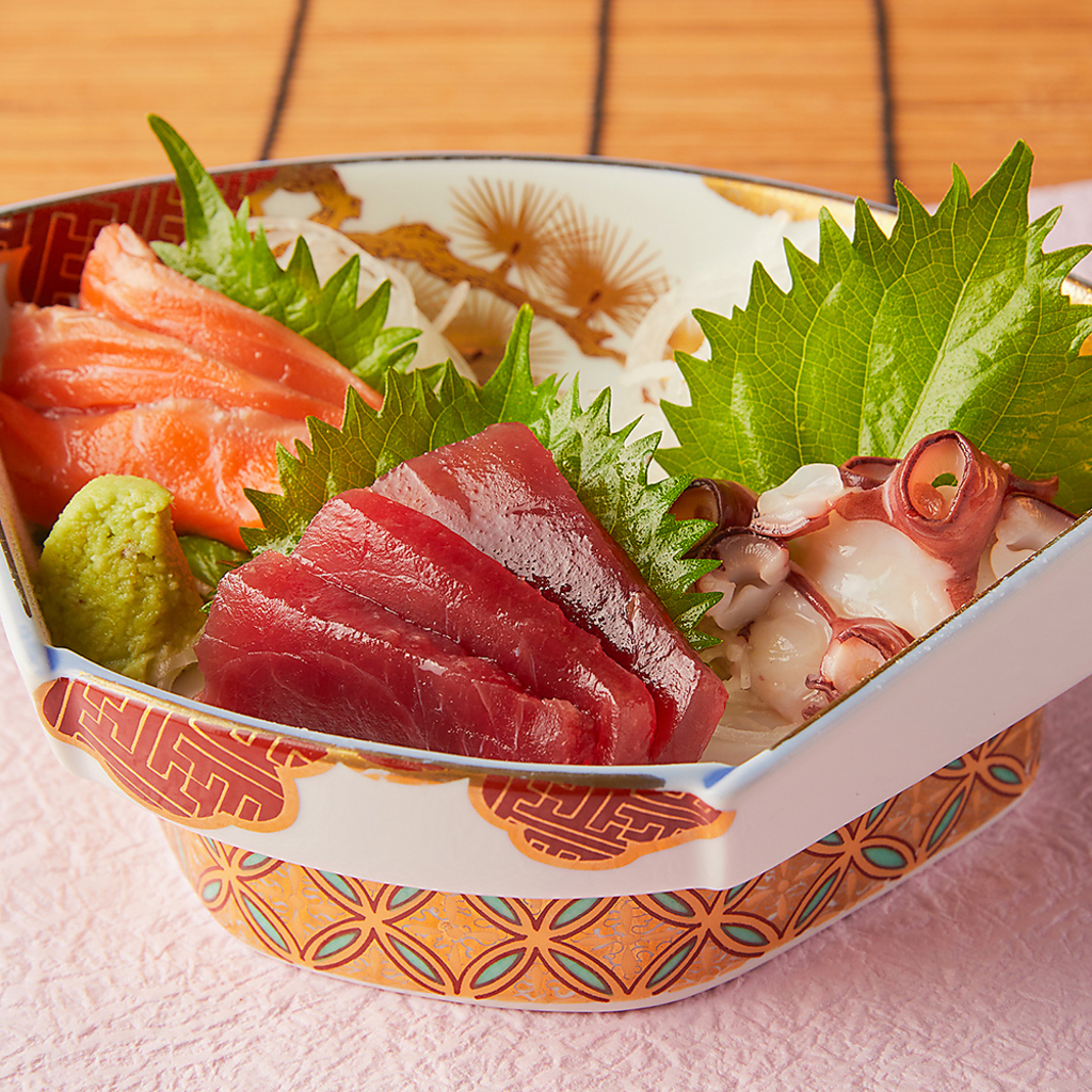 当店では漁港直送の新鮮なお魚を毎日仕入れてます！その日仕入れた鮮魚をお造りでお楽しみ下さい