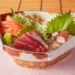 当店では漁港直送の新鮮なお魚を毎日仕入れてます!その日仕入れた鮮魚をお造りでお楽しみ下さい