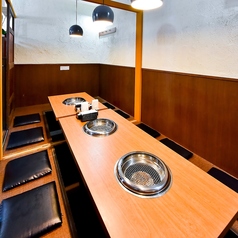 最大8名様までご利用いただける“半個室掘りごたつ席”をご用意。靴を脱いでくつろげる掘りごたつスタイルは、会社の仲間との飲み会やご家族でのお食事、ちょっとした集まりにもぴったり。周囲を気にせず、落ち着いた空間で本格焼肉をゆっくりとご堪能いただけます。