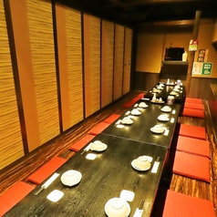 【10~12名様向け完全個室】大人数でまったり!掘りごたつタイプのお席は足をおろしてゆったりおくつろぎ頂けます!お得な飲み放題付宴会コースはリーズナブルなコースから豪華内容のコースまで様々なシーンに合わせて豊富にご用意しております。各種ご宴会に◎ご予約・ご相談もお気軽にお問い合わせくださいませ。