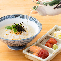 出汁茶漬け(欲張り三種をトッピング～鮭・明太・ねり梅)