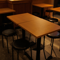 少人数で使いやすいテーブル席。ほどよく落ち着いた雰囲気で、友人との飲み会や仕事帰りの一杯、気軽な宴会にもぴったりです。カジュアルに過ごせる空間で、料理もお酒もゆっくり楽しめます。