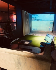 ゴルフシミュレーション「トラックマン」を完備したシミュレーションブースで、リアルなプレーを体験できます。初心者から上級者まで楽しめる環境を整えています。ぜひ皆様お揃いでご体験ください☆