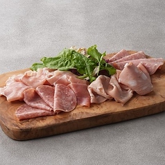 生ハムとサラミの盛り合わせ