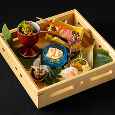 【贅沢の極み】特製のキャビアを添えた蟹甲羅盛りの写真