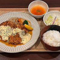 和風から洋風まで、ボリューム感あるメニュー