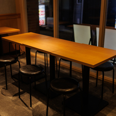 ゆったり使えるテーブル席。やわらかな照明が心地よく、友人との飲み会や女子会、仕事帰りの気軽な宴会にもぴったり。ほどよくくつろげる雰囲気の中で、料理もお酒も会話もゆっくり楽しめます。