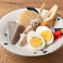 和牛の旨味がじっくり染みた自慢の「黒豚骨おでん」をはじめ、焼鳥や串カツ、焼きとんなど一本から選べる豊富な串料理が勢揃い!さらに、メニュー表でも目を引く「美味しさの賞味期限3分」の自家製フルーツ飴など、別腹デザートまで徹底的に拘っています。最初から最後まで飽きさせない圧巻のラインナップです。