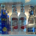 客席、冷蔵庫にはメニューに載っていないドリンクも色々あります。