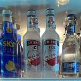 客席、冷蔵庫にはメニューに載っていないドリンクも色々あります。