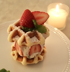いちごと生クリームのワッフルサンド