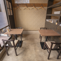 ご要望に合わせて、柔軟性をアピールしつつ60文字以内にまとめました。2名様用テーブルは、人数に合わせてレイアウト変更が可能!少人数のデートからグループ利用まで、幅広く対応いたします。