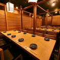 【完全個室席】20名様～40名様までご利用可！温かみのある広めのお席。美味しいお料理と美味しいお酒を楽しみながら素敵なお時間をお過ごしください。【旬の炉端焼きと産直鮮魚を47都道府県の銘柄日本酒で 完全個室 黒潮 品川本店】