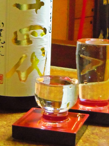 お酒特に日本酒の種類の多さ、味には定評あり。深夜2時まで営業するサービス精神あり